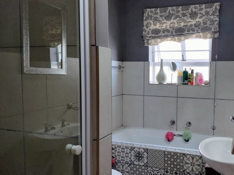 3 Bedroom Property for Sale in Jakarandas Western Cape